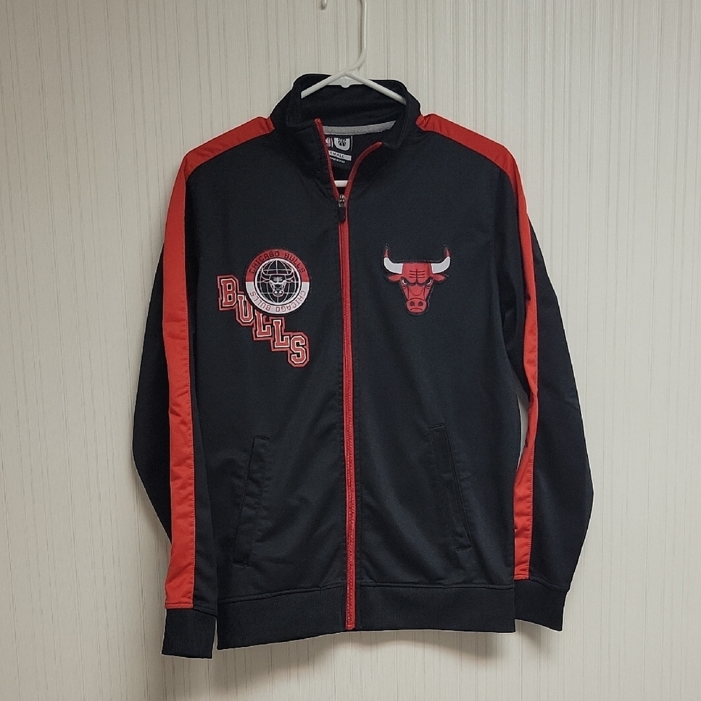 Chicago Bulls Red & Black NBA track Jacket. Men's small Y2K streetwear school